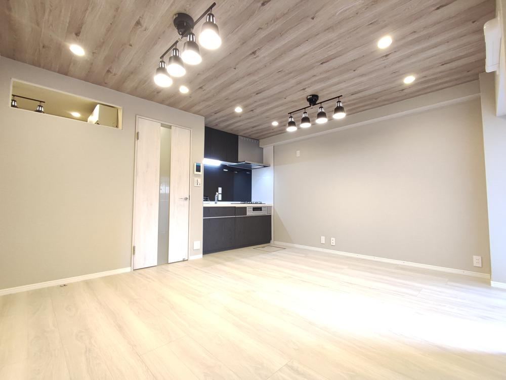 Designer Renovated 2LDK Apartment in Okurayama - Photo 1