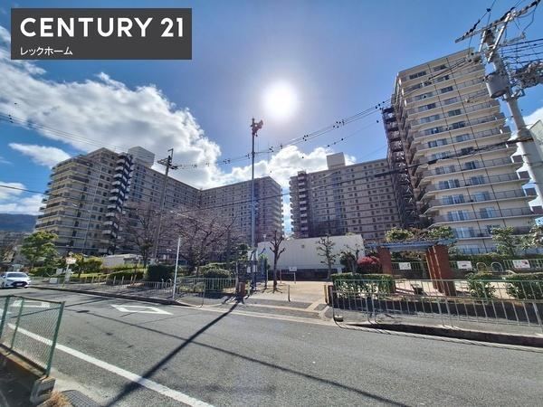4LDK apartment in Higashiosaka, Osaka - Photo 1