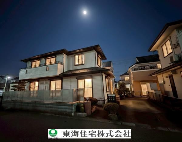 Spacious 4LDK House with Balcony and Parking for 2 Cars - Photo 1