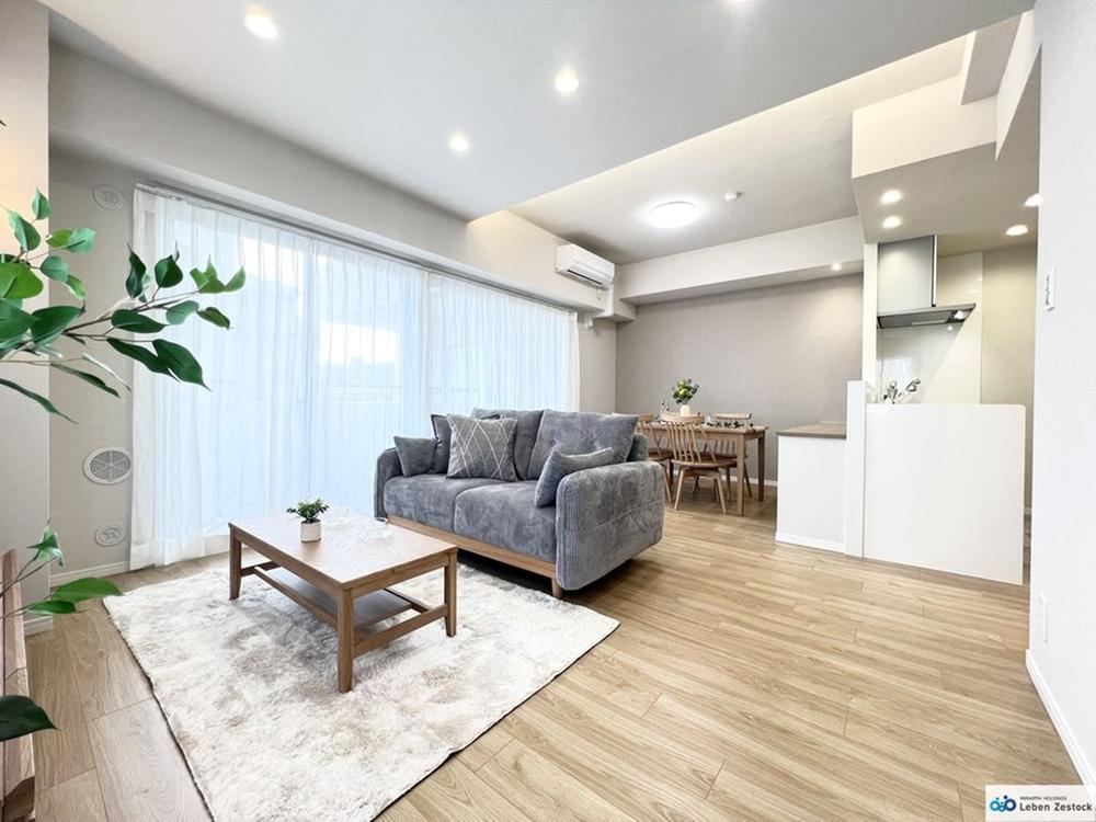 Fully Renovated 2LDK Apartment with Furniture Included - Photo 1