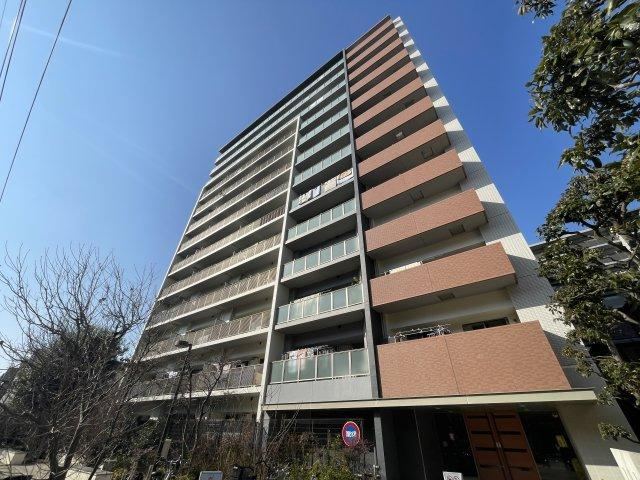 3LDK Apartment with South-Facing Balcony - Photo 1