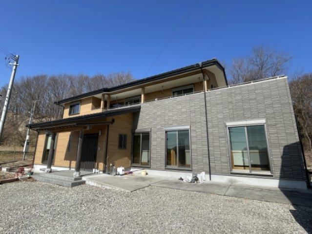 Spacious 8DK House with Solar Panels in Miharu - Photo 1