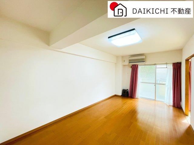 Convenient 3LDK Apartment Near Bus and Train - Photo 1