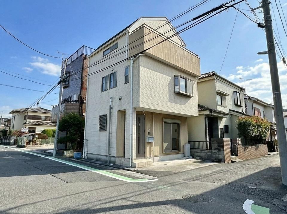 Sunny Corner Lot Home with 4LDK and Renovations in Koshigaya - Photo 1