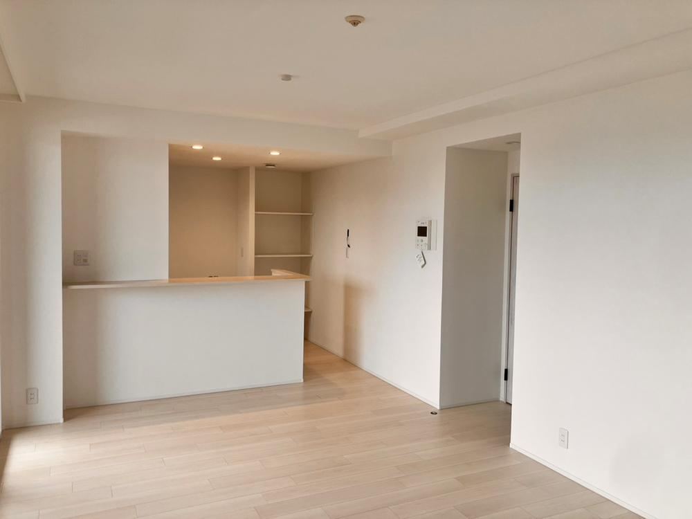 Renovated 3LDK Apartment with Southern Exposure - Photo 1