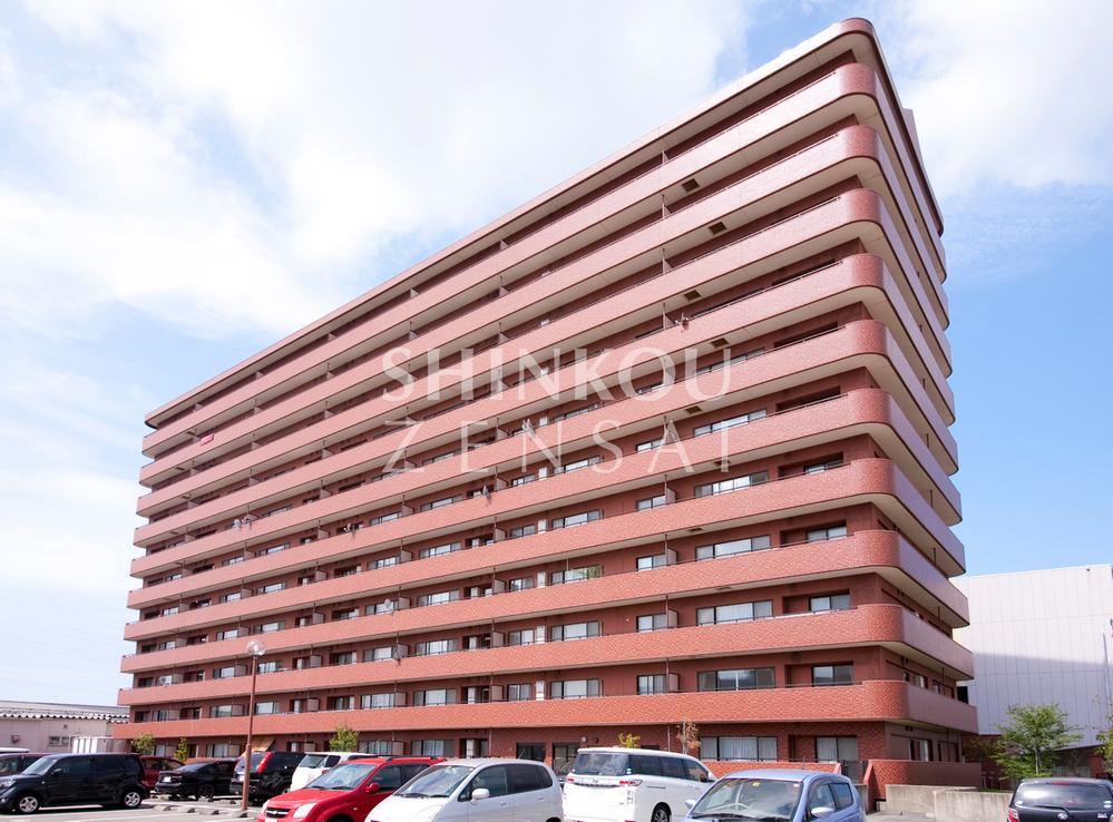 Bright 4LDK Apartment with Direct Access to Supermarket - Photo 1
