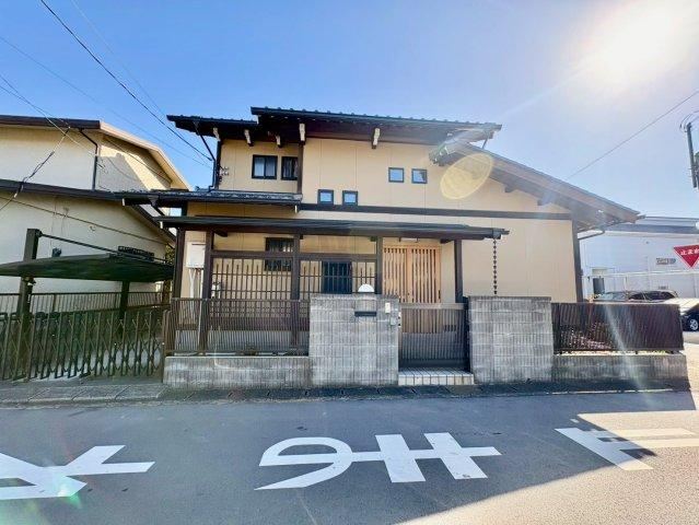 Custom-Built 3LDK House with Natural Materials in Koshigaya - Photo 1