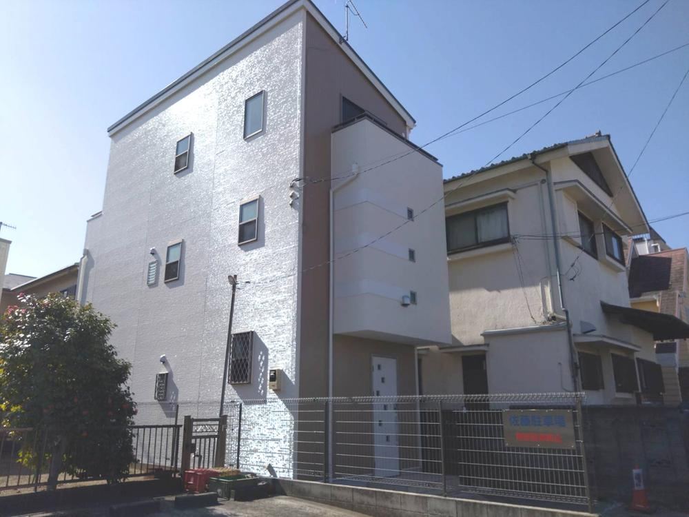 Renovated 3LDK Home with Bright Living Space - Photo 1