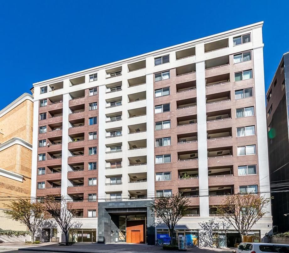 Charming 3LDK Apartment Near Motomachi-Chukagai Station - Photo 1