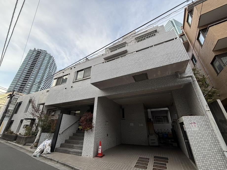 studio apartment in Minato Ward, Tokyo - Photo 1