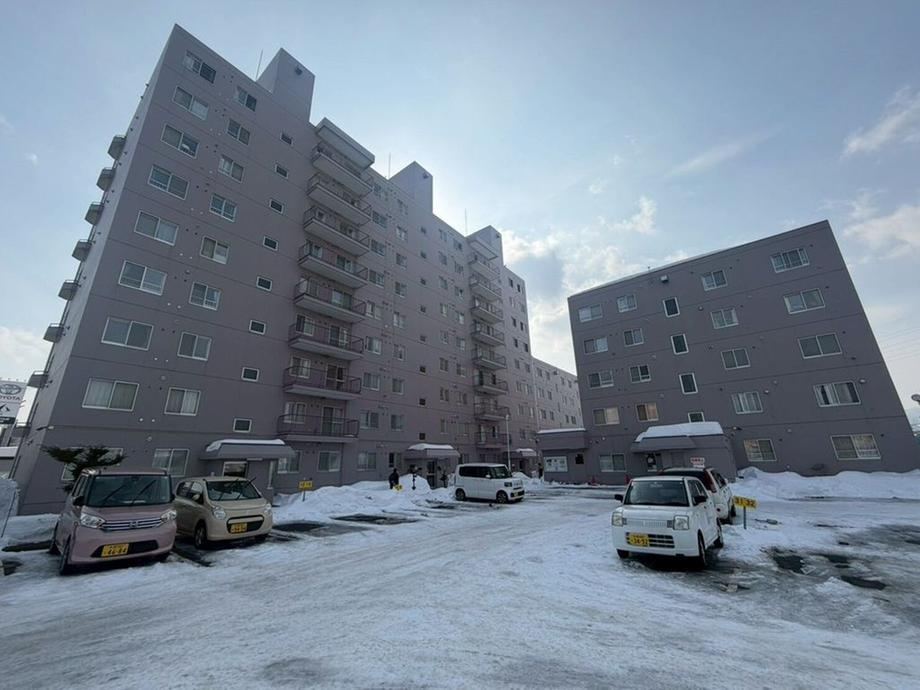 Spacious 4LDK Apartment with Private Garden - Photo 1
