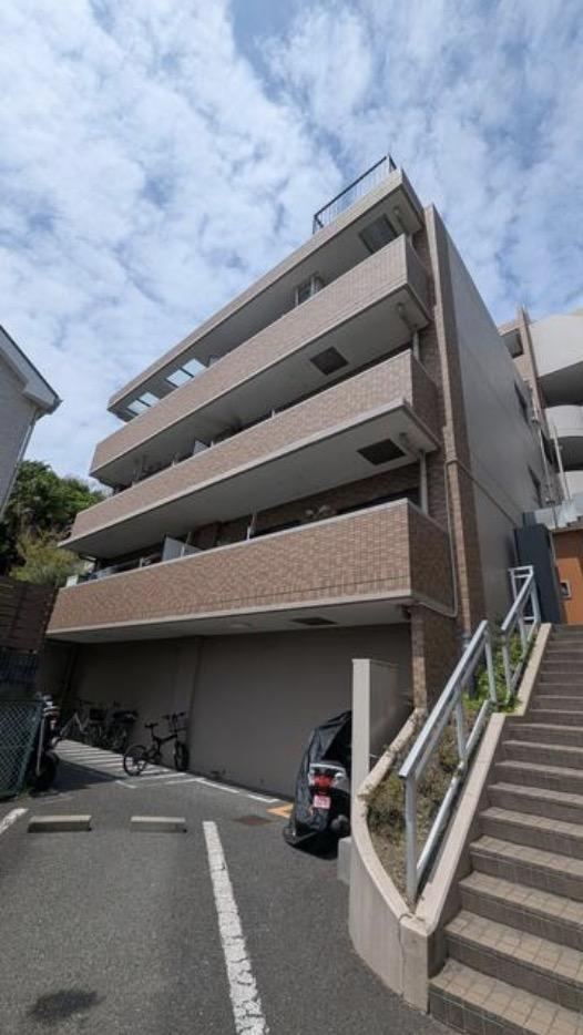 Sunny 3LDK Apartment in Nagata East - Photo 1