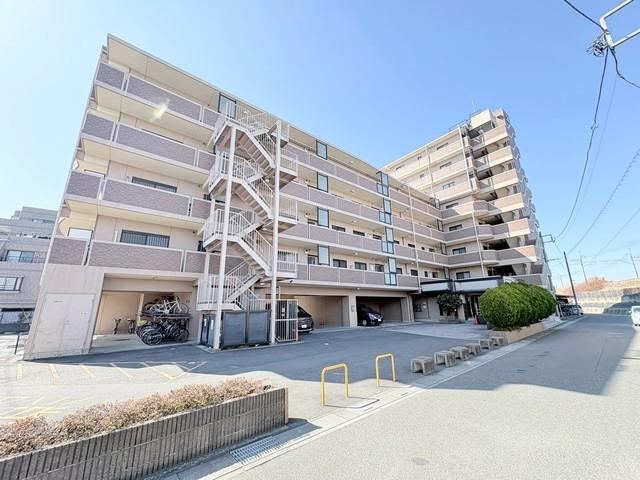 Top Floor 3LDK Apartment Near Shin-Koshigaya Station - Photo 1