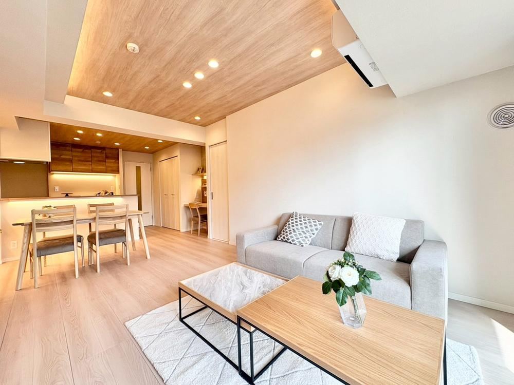 Convenient 2LDK+S Apartment in Kamiiikebukuro, Tokyo - Photo 1