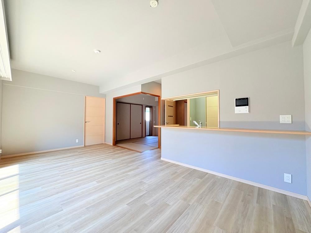 Bright 3LDK Apartment with Renovation Completed - Photo 1