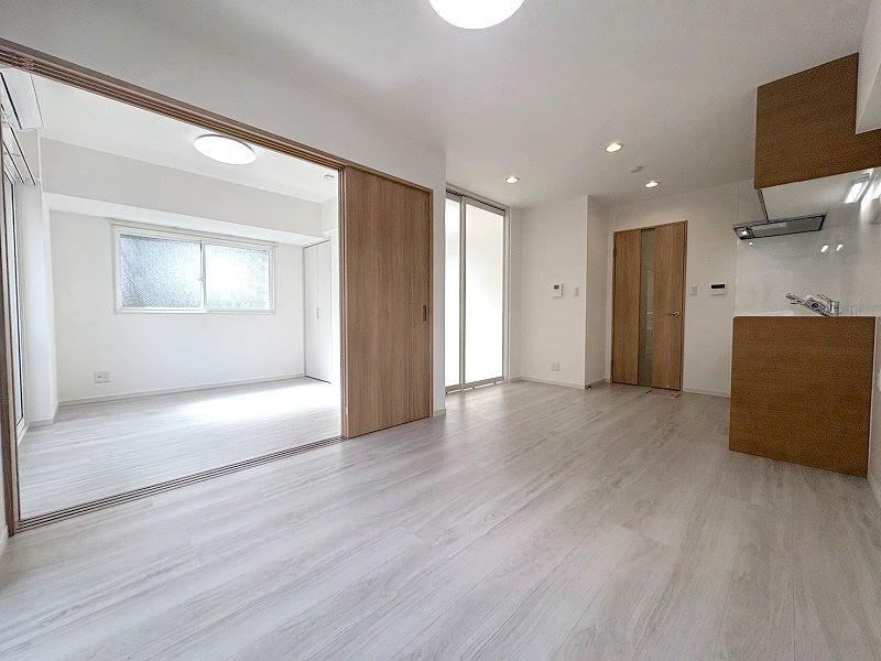 Renovated 1DK+S Apartment in Shimotakaido - Photo 1