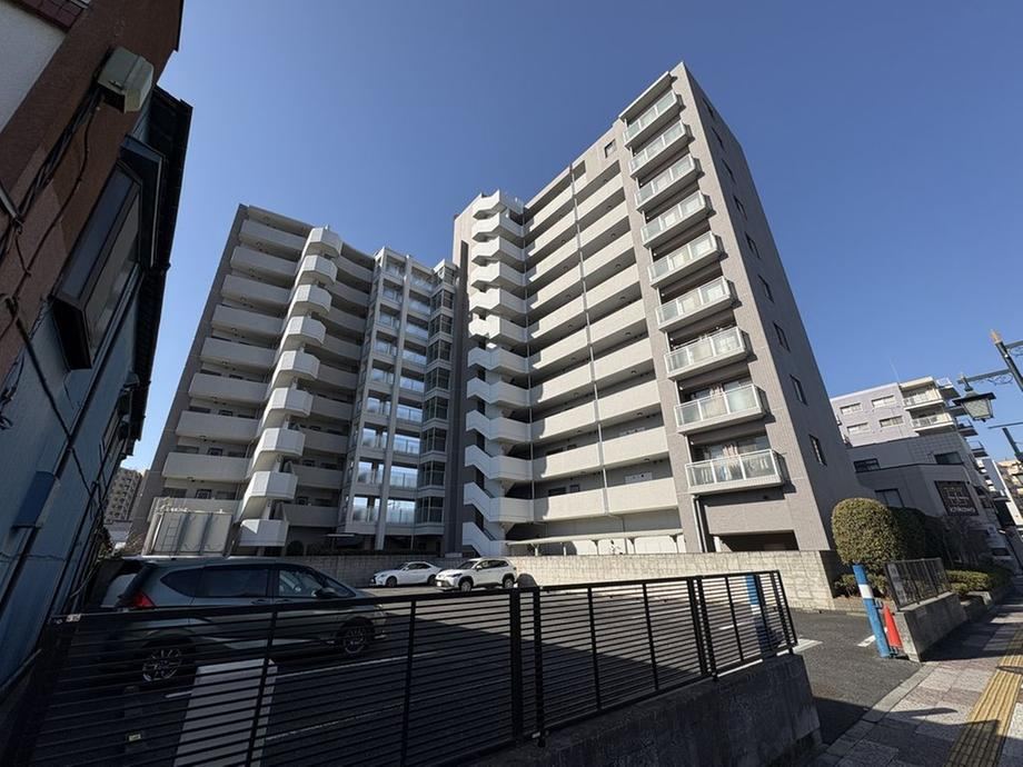 Bright 3LDK Apartment in Kasukabe - Photo 1