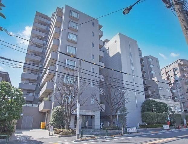 Renovated 2LDK Apartment with Walk-in Closet in Nakano - Photo 1