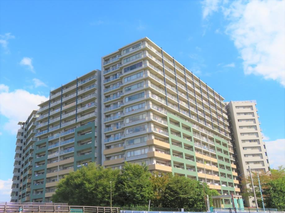 Renovated 3SLDK Corner Apartment with Pet Policy - Photo 1