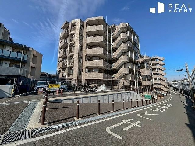 Fully Renovated 3LDK Apartment with Great Views - Photo 1