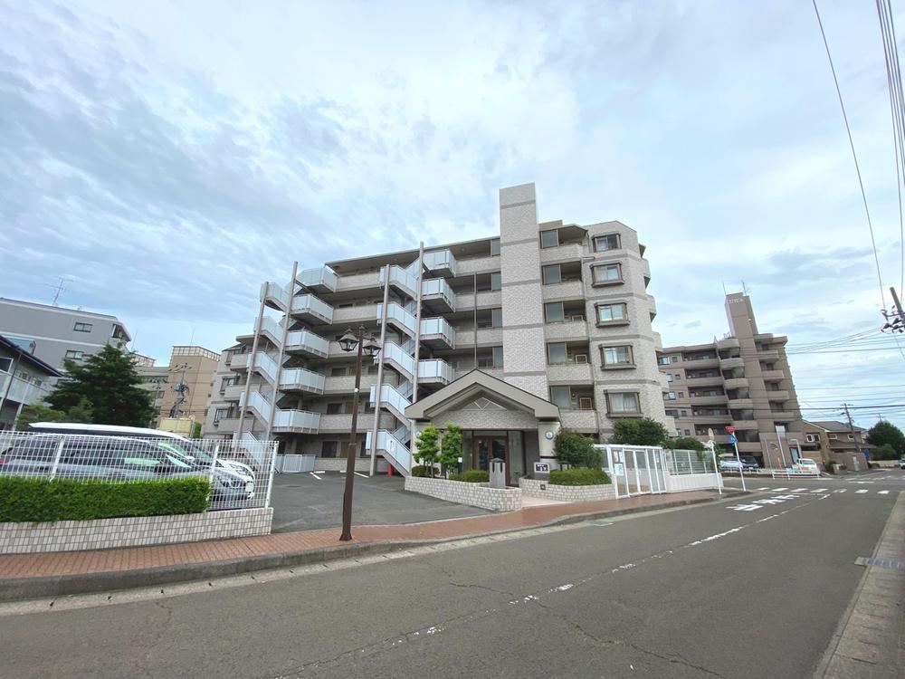 Pet-Friendly 3LDK Apartment with Modern Renovations - Photo 1
