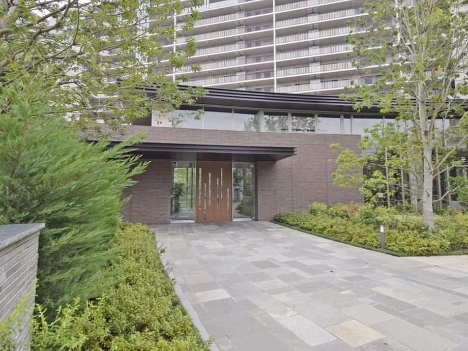 Elegant 3LDK Apartment with Scenic Views - Photo 1