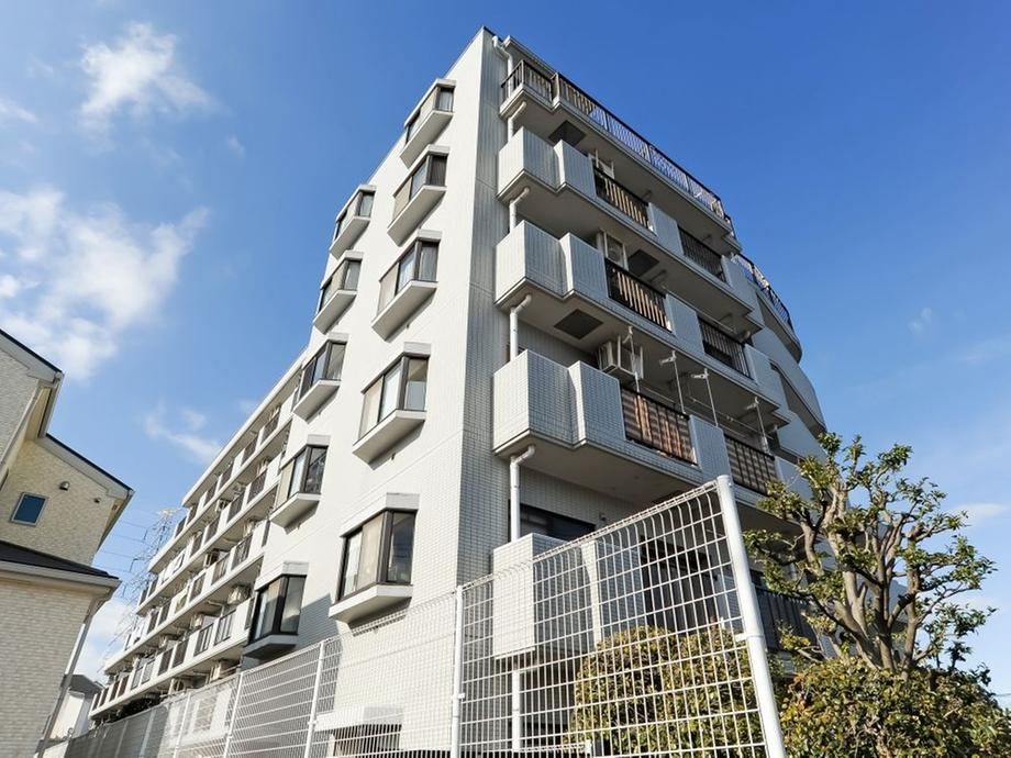 Sunny 3LDK Apartment with Great Views - Photo 1