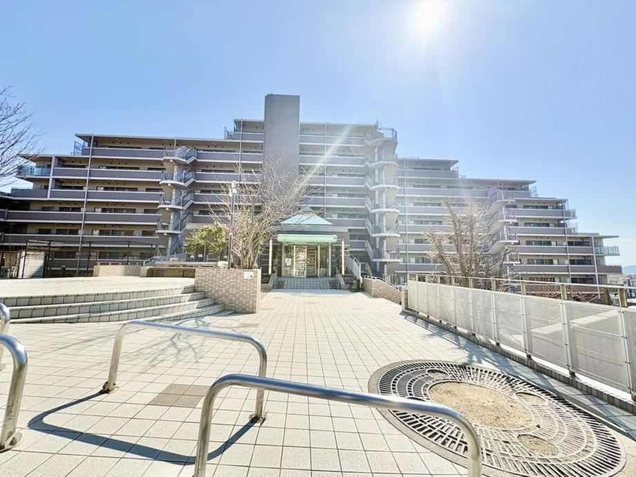 4LDK apartment in Tarumi Ward, Kobe, Hyogo - Photo 1