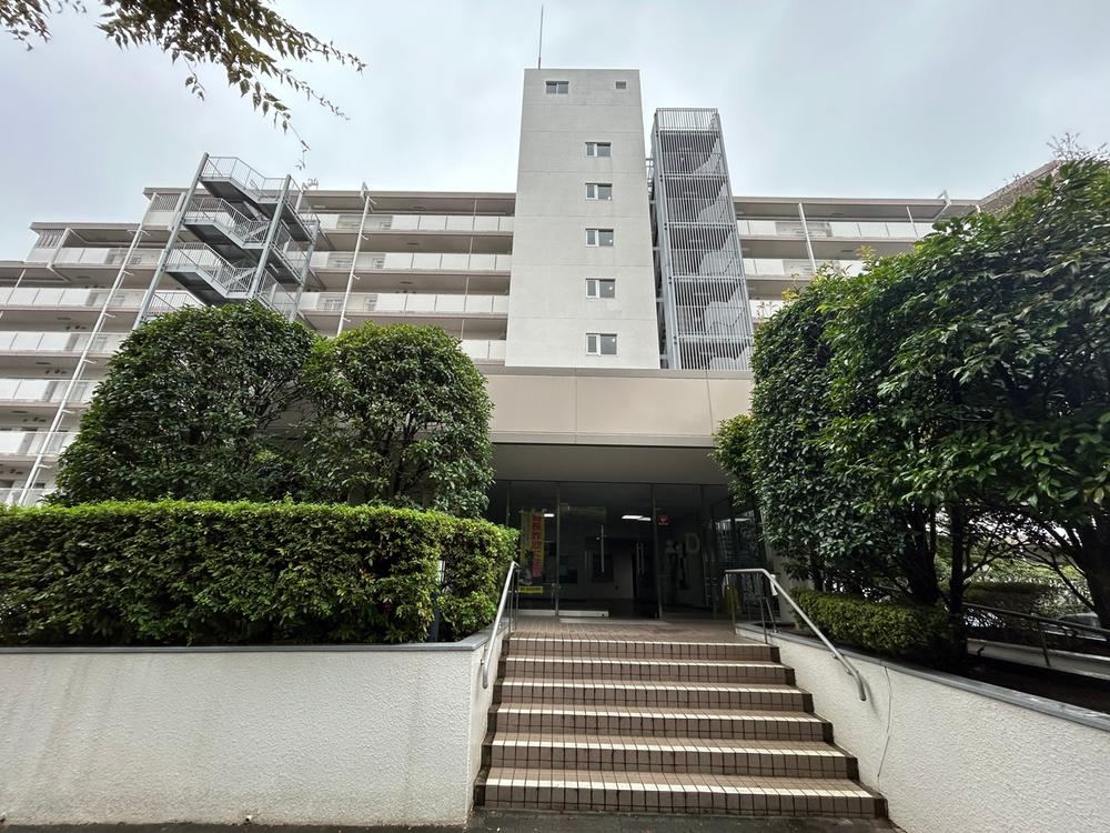 Spacious 4LDK Apartment in Akayama, Saitama - Photo 1