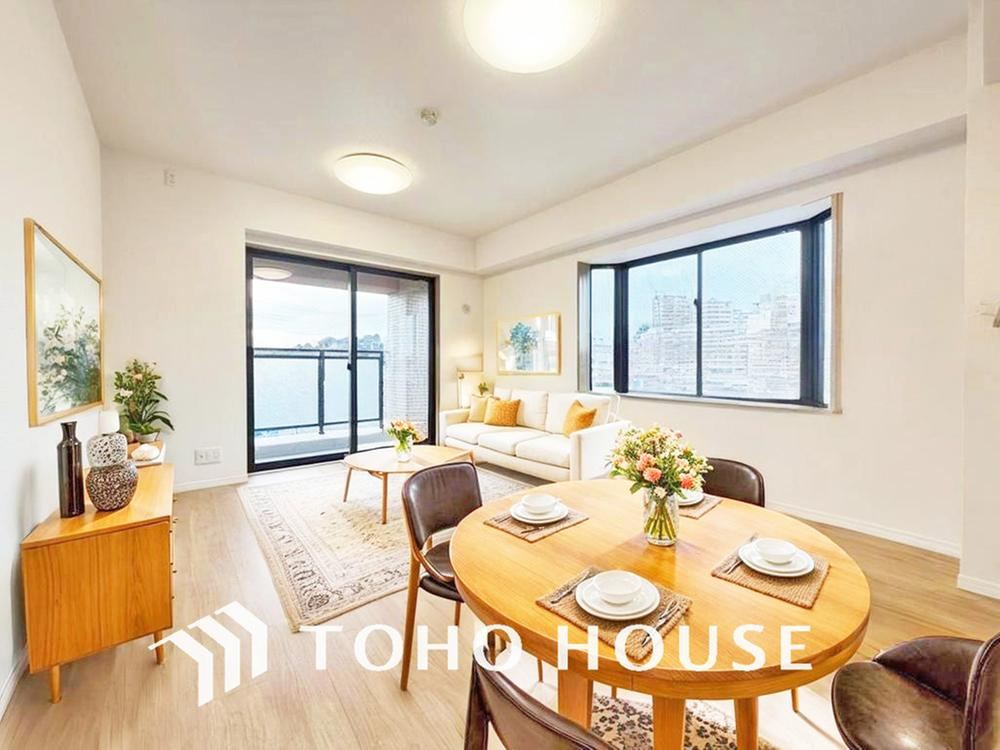 Top Floor 2LDK Corner Apartment with Quality Renovation - Photo 1