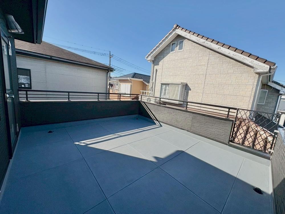 3LDK House with Spacious Balcony and Renovation - Photo 1