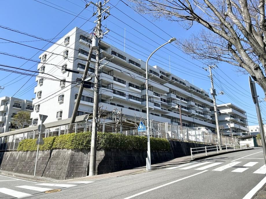 Renovated 3LDK Apartment in Totsuka - Photo 1