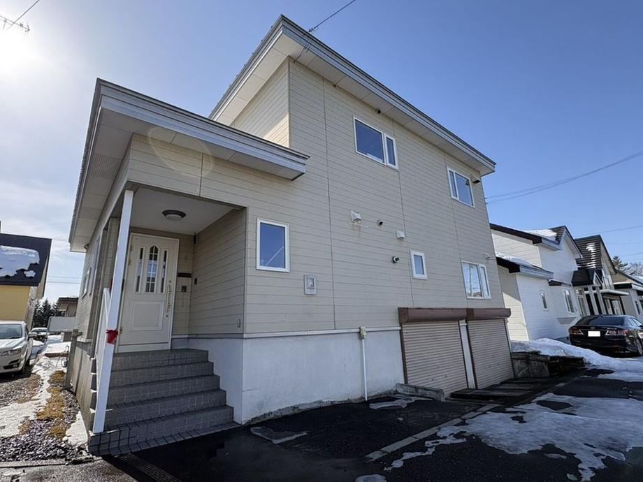 Spacious 5LDK Home in Jiyugaoka, Obihiro - Photo 1