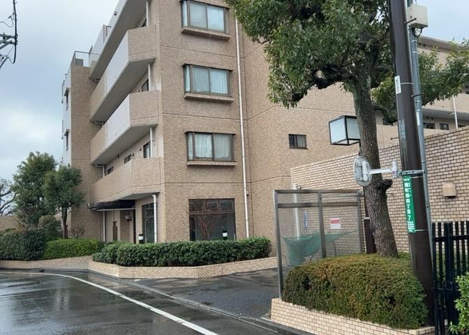Spacious 3LDK Apartment with Security Features - Photo 1