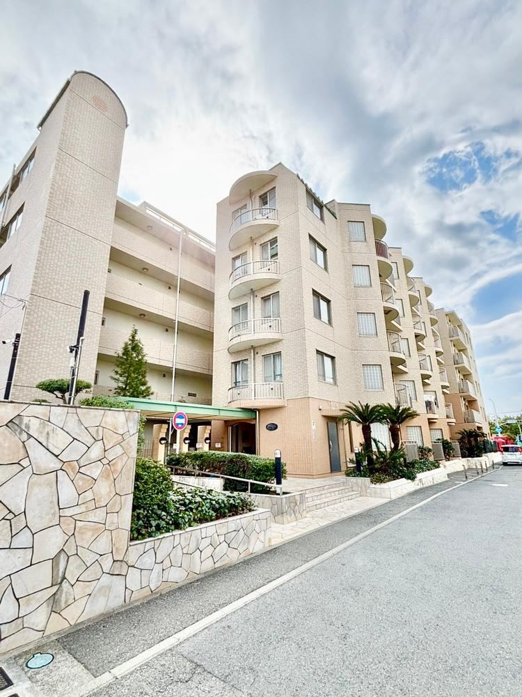 3LDK Apartment with Private Garden Near Shonan Coast Park - Photo 1