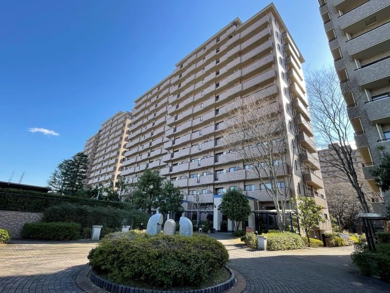 Large 3LDK Apartment with Full Renovation Planned - Photo 1