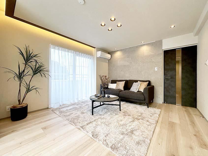 Fully Renovated 3LDK Apartment Near Kikuna Station - Photo 1