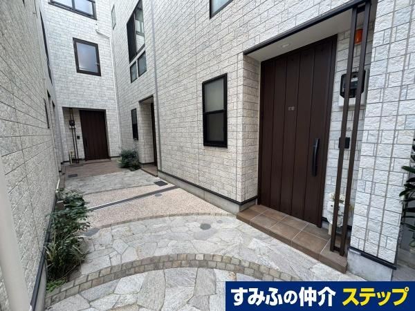 Modern 2LDK+S Apartment in Komagome - Photo 1