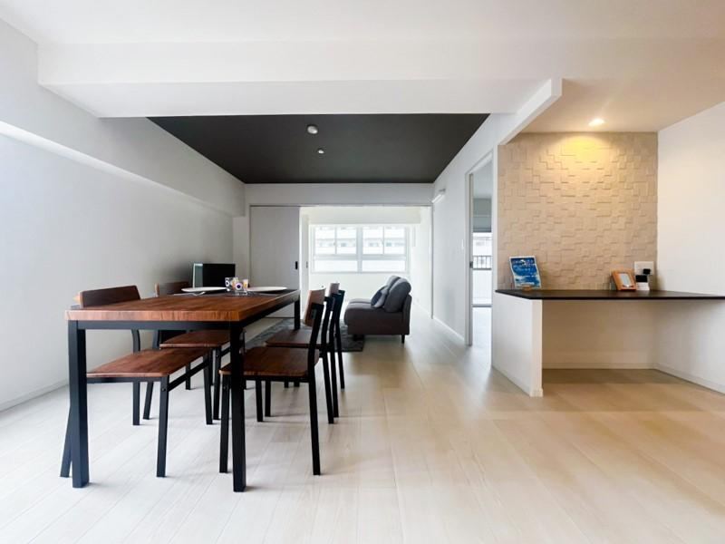 Renovated 3LDK Apartment with Design Features in Konan Ward - Photo 1