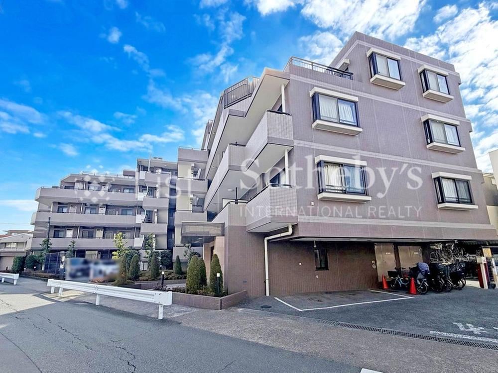 Spacious 4LDK Apartment with Terrace and Garden - Photo 1