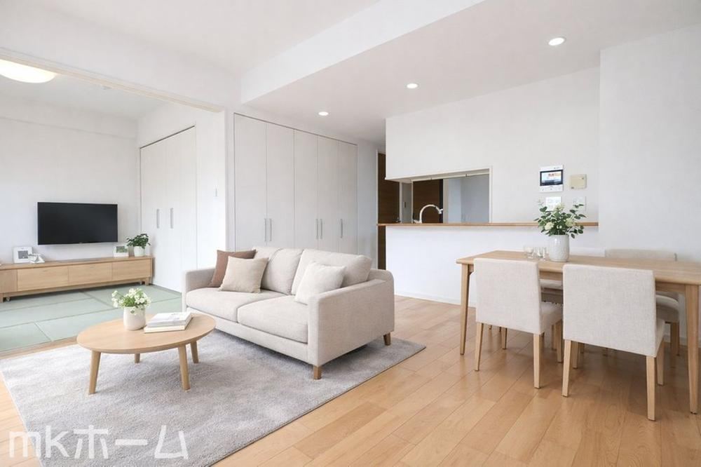 Spacious 4LDK Apartment in Komuro - Photo 1