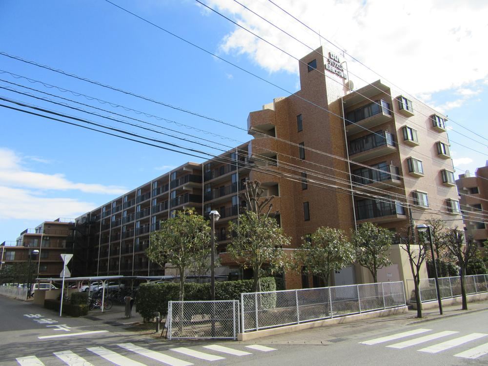 Corner 4LDK Apartment with Private Garden - Photo 1