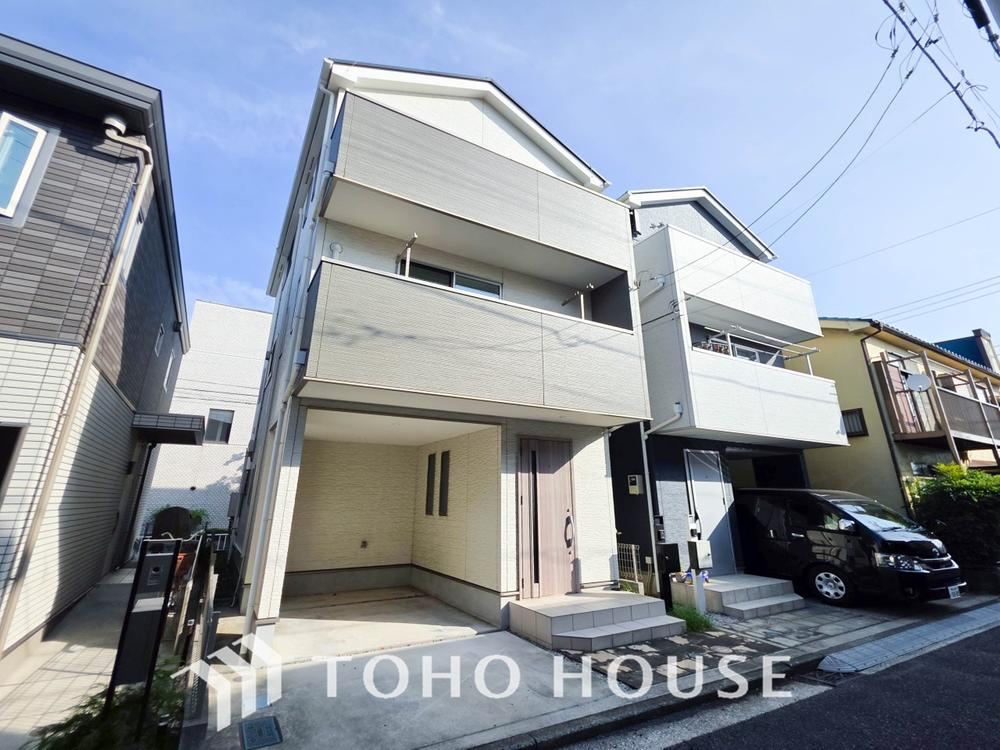Bright 4LDK Home with Modern Interiors - Photo 1