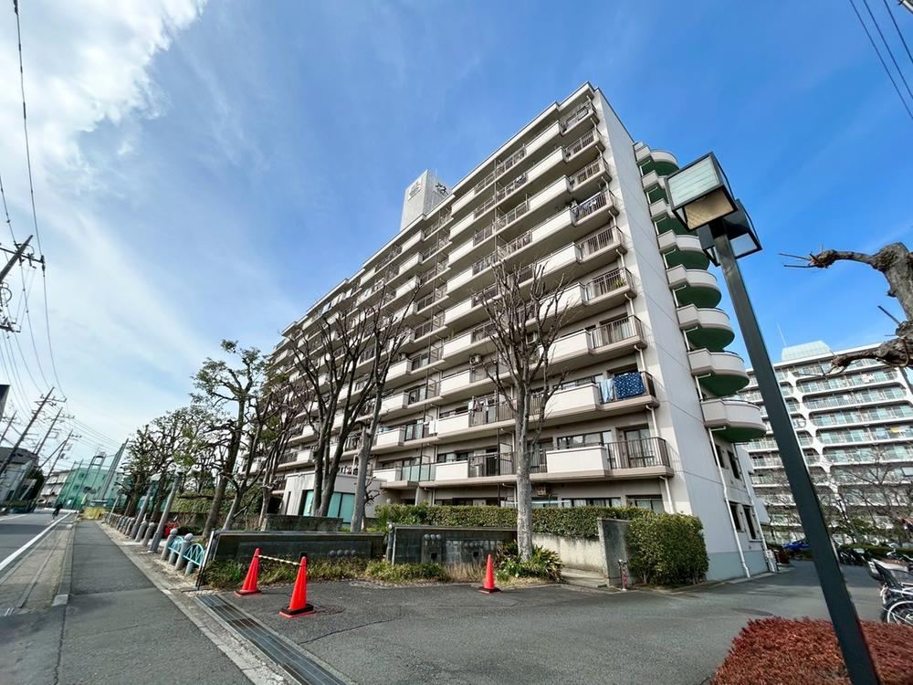 Renovated 4LDK Apartment with Garden in Soka - Photo 1