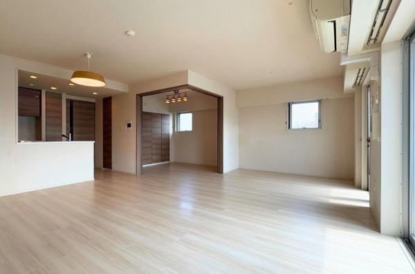 Bright 2LDK Apartment in Setagaya - Photo 1
