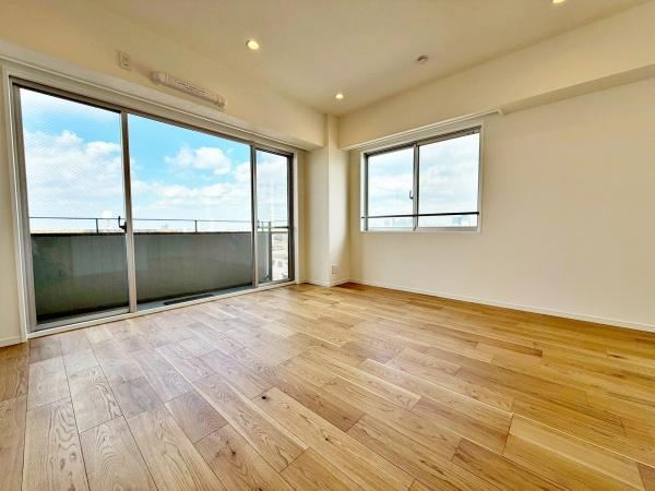 Renovated 1LDK Apartment with Great Views - Photo 1