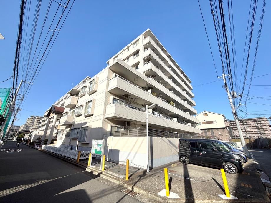 Pet-Friendly 4LDK Apartment in Shishigaya - Photo 1