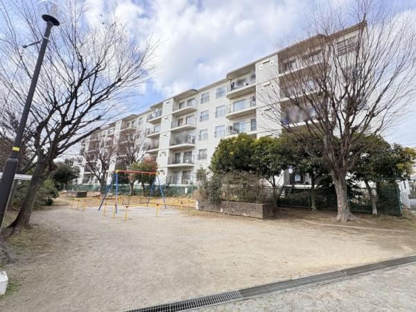 Top Floor 3LDK Apartment with Scenic Views - Photo 1
