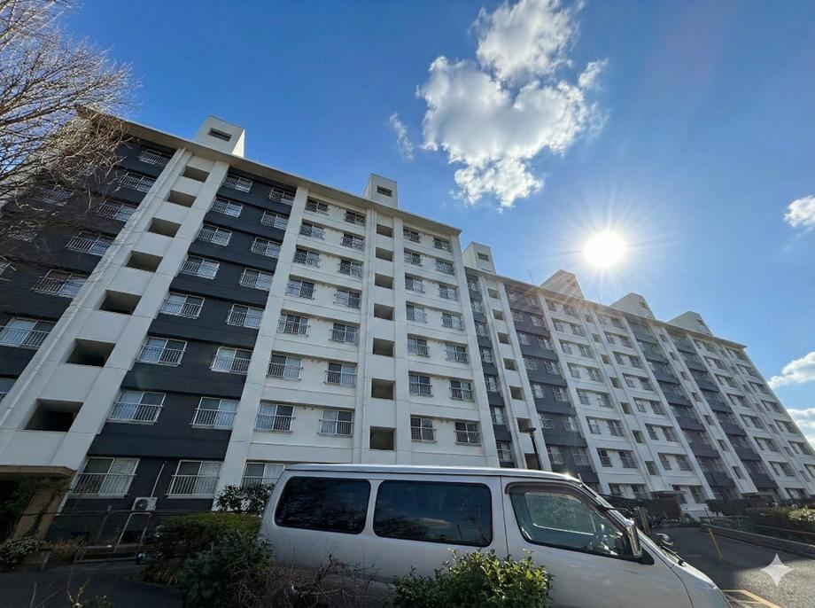 Renovated 4LDK Apartment with Great Sunlight - Photo 1