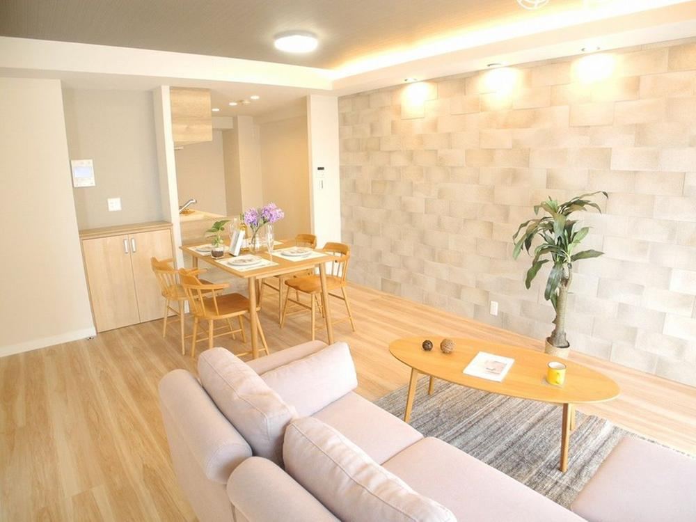 Bright 4LDK Apartment with Great Sunlight - Photo 1